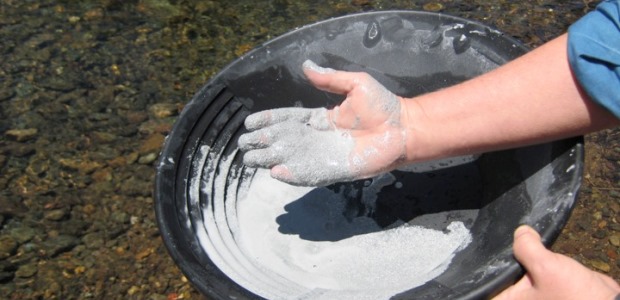 Oregon blue clay may help fight disease-causing bacteria in wounds, including treatment-resistant bacteria, ASU and Mayo Clinic researchers showed. (Photo by Lynda Williams, Arizona State University)